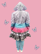 Cargar imagen en el visor de la galería, Impermeable Shinobu - Un olán - Disponible 14 días después de la compra