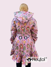 Cargar imagen en el visor de la galería, Impermeable Encanto Ghibli - Un olán. Disponible 14 días después de la compra.