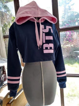 Cargar imagen en el visor de la galería, Crop Top BTS Azul Marino con Rosa