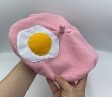 Cargar imagen en el visor de la galería, Gorrito de Huevito