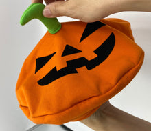 Cargar imagen en el visor de la galería, Gorrito de Calabacita