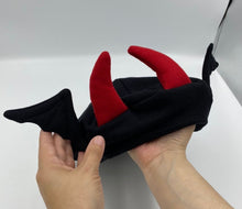 Cargar imagen en el visor de la galería, Gorrito de Murciélago
