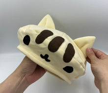 Cargar imagen en el visor de la galería, Gorrito The Cat hueso