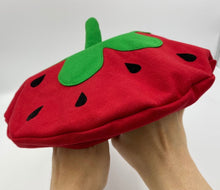 Cargar imagen en el visor de la galería, Gorrito de Fresa