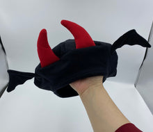 Cargar imagen en el visor de la galería, Gorrito de Murciélago