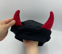 Cargar imagen en el visor de la galería, Gorrito de Cuernitos