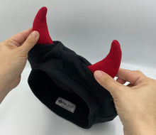 Cargar imagen en el visor de la galería, Gorrito de Cuernitos