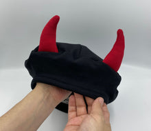 Cargar imagen en el visor de la galería, Gorrito de Cuernitos