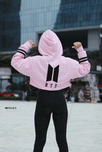 Cargar imagen en el visor de la galería, Crop Top BTS Rosa con Negro - Disponible 7 días después de la compra