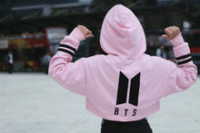 Cargar imagen en el visor de la galería, Crop Top BTS Rosa con Negro - Disponible 7 días después de la compra