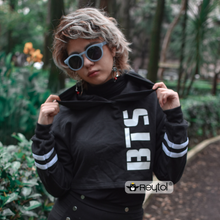 Cargar imagen en el visor de la galería, Crop Top BTS Negro