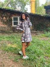 Cargar imagen en el visor de la galería, Impermeable Yoda Café - Disponible 14 días después de la compra