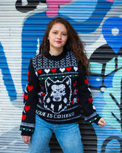 Cargar imagen en el visor de la galería, Suéter Love is Comming