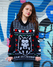 Cargar imagen en el visor de la galería, Suéter Love is Comming