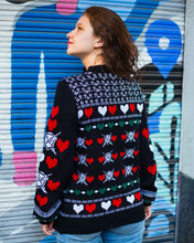 Cargar imagen en el visor de la galería, Suéter Love is Comming